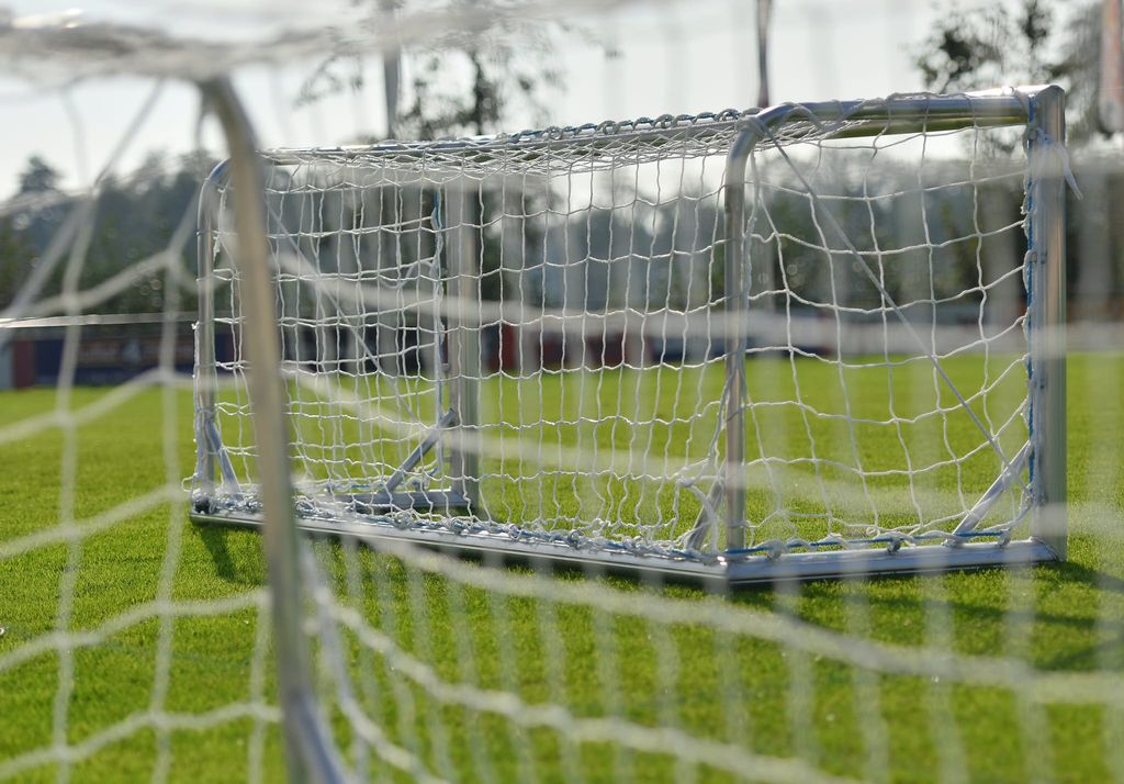 Net van een aluminium voetbaldoel, vastgezet aan de netbeugel