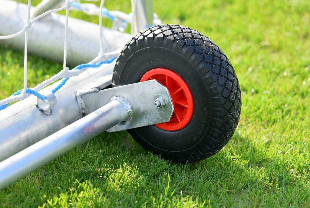 Wiel met rode naaf aan de onderbuis van een aluminium doel