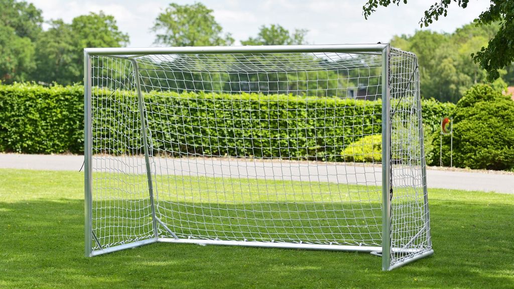 Aluminium trainingsdoel van 3 bij 2 meter op gras
