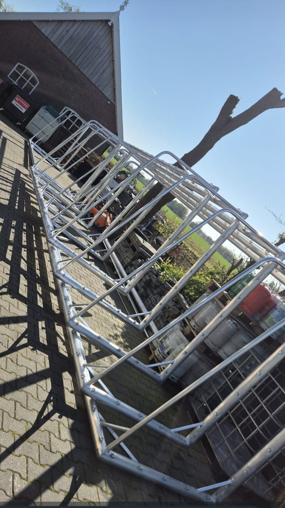 Doelframes gestapeld voor transport naar een vereniging