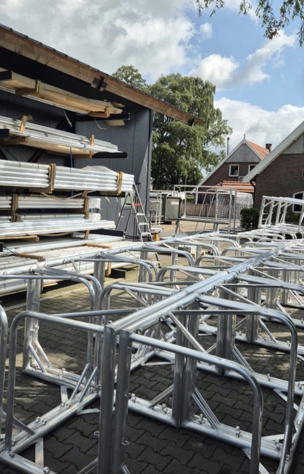 Aluminium doelframes op het erf in Manderveen, klaar om te worden afgemonteerd