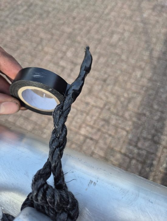 Het resterende stukje touw wordt met tape vastgezet