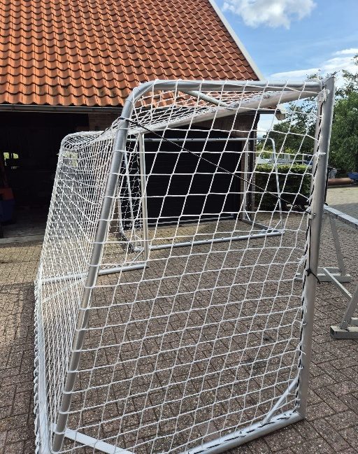 Het net hangt strak in het doel