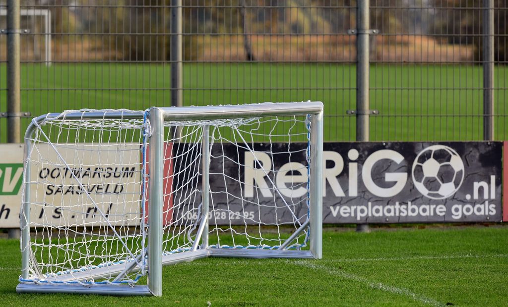 Klein aluminium doel op kunstgras voor reclameborden