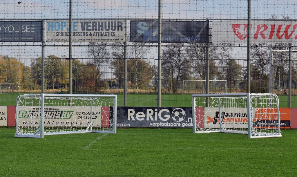 Twee aluminium doelen op een clubveld voor een spandoek van ReRiGo