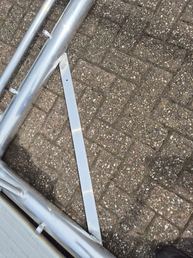 Doelframe op de bestrating met de schoor tussen paal en grondframe
