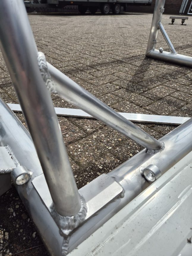 Diagonale aluminium schoor in de bovenhoek van een doel, rondom doorgelast