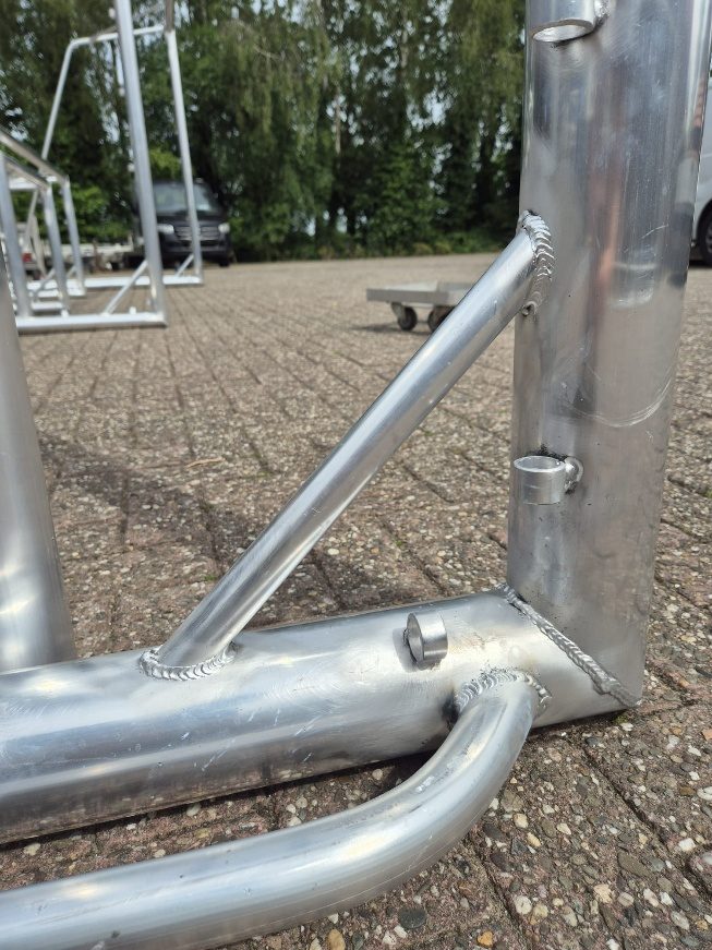 Onderhoek van een doelframe met schoor, lasnaad en netklem